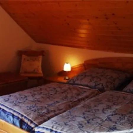 Gemutliche Dachgeschosswohnung Lägenhet